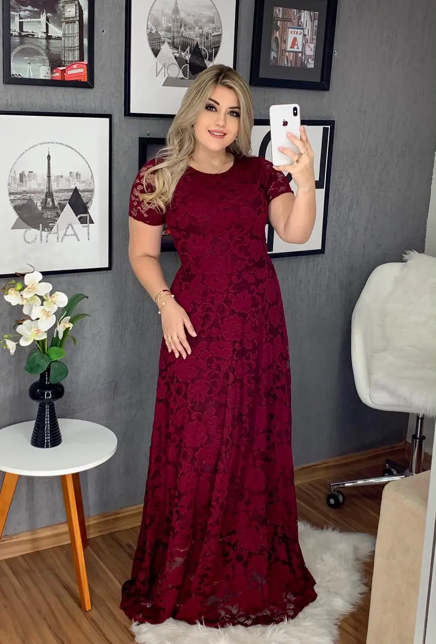 Vestido largo de encaje color bordó, ideal para eventos formales y fiestas. Diseño elegante y femenino. Talle S, cede hasta 94 busto 75 cintura.