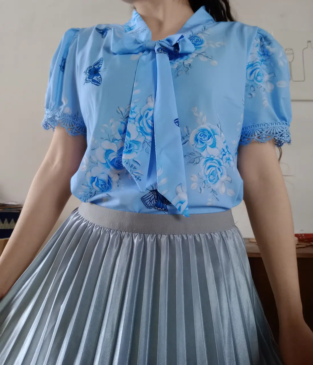 Blusa celeste con estampado floral y detalles de mariposas. Diseño con lazo en el cuello y mangas cortas con encaje. importada de Brasil hermosa calidad🔝 Talle M/L va hasta 100 de busto 95 cintura 
