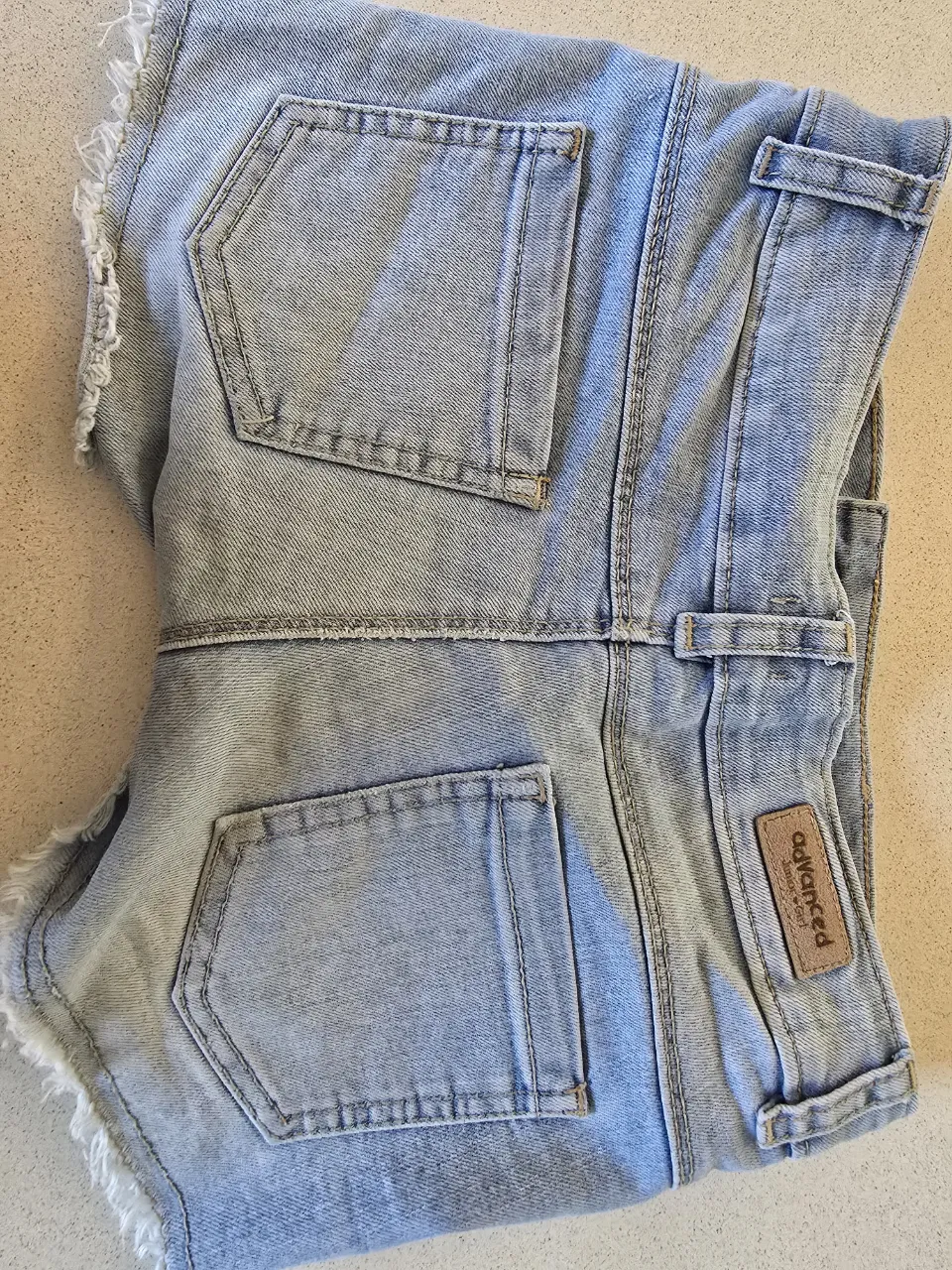 Shorts de jean tiro alto con roturas y detalles desflecados en los bordes. Un clásico infaltable para looks casuales y cancheros.