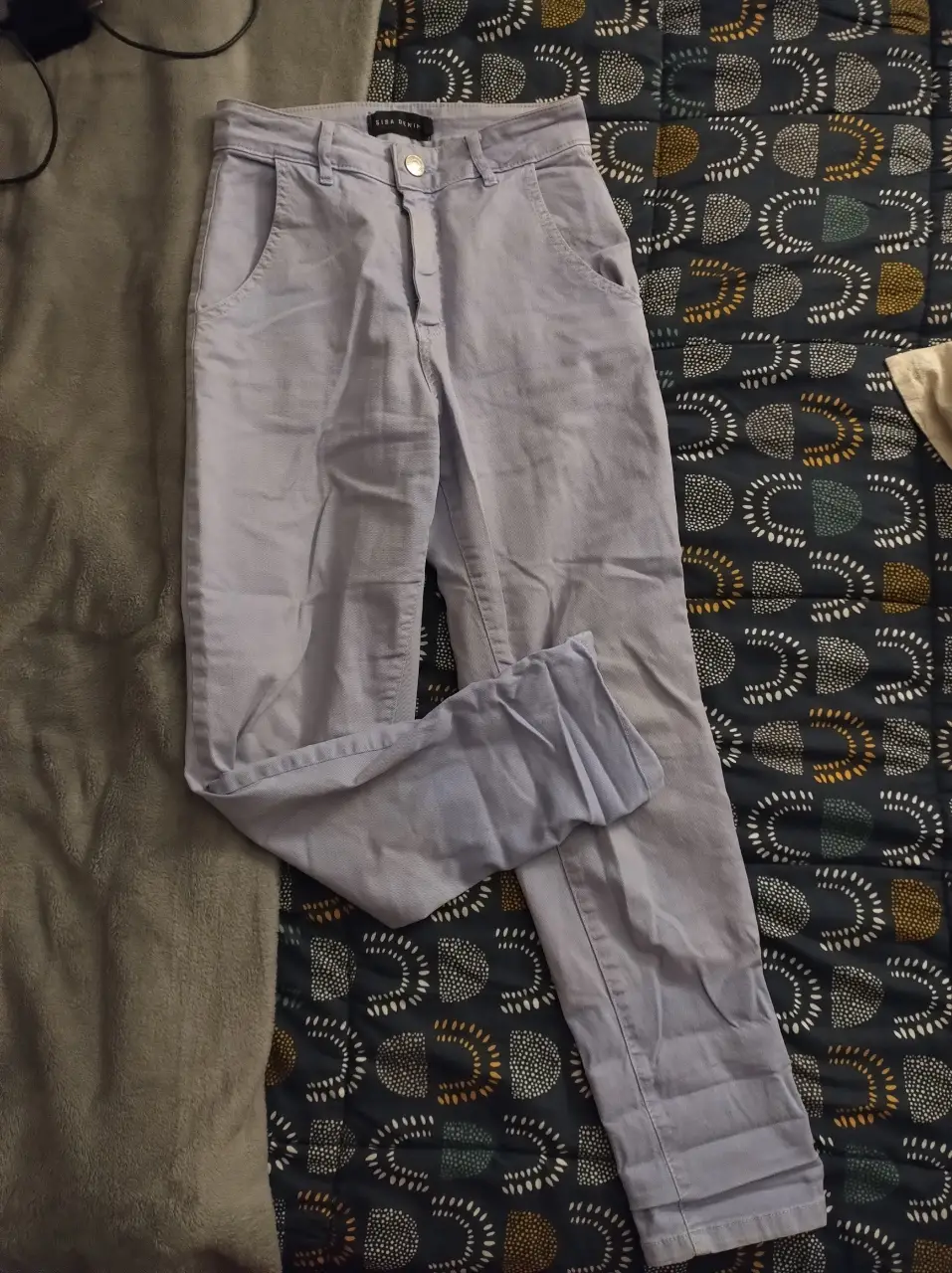 Pantalón chino de mujer en color Lila. Tiro medio, corte recto y bolsillos delanteros y traseros. Ideal para un look casual y cómodo.