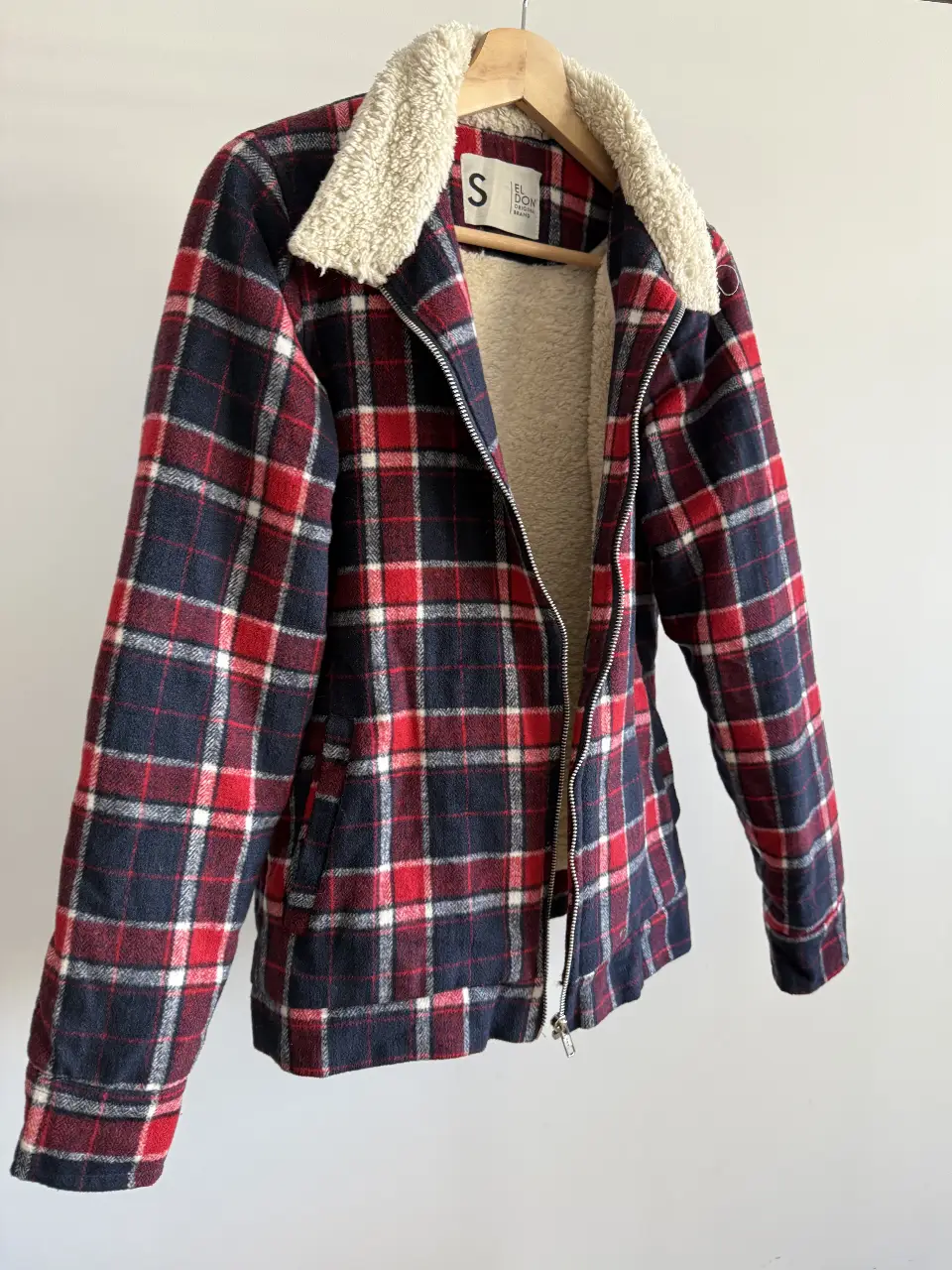 Campera leñadora a cuadros en rojo y azul con cuello de piel sintética. Ideal para el invierno, con cierre y bolsillos.