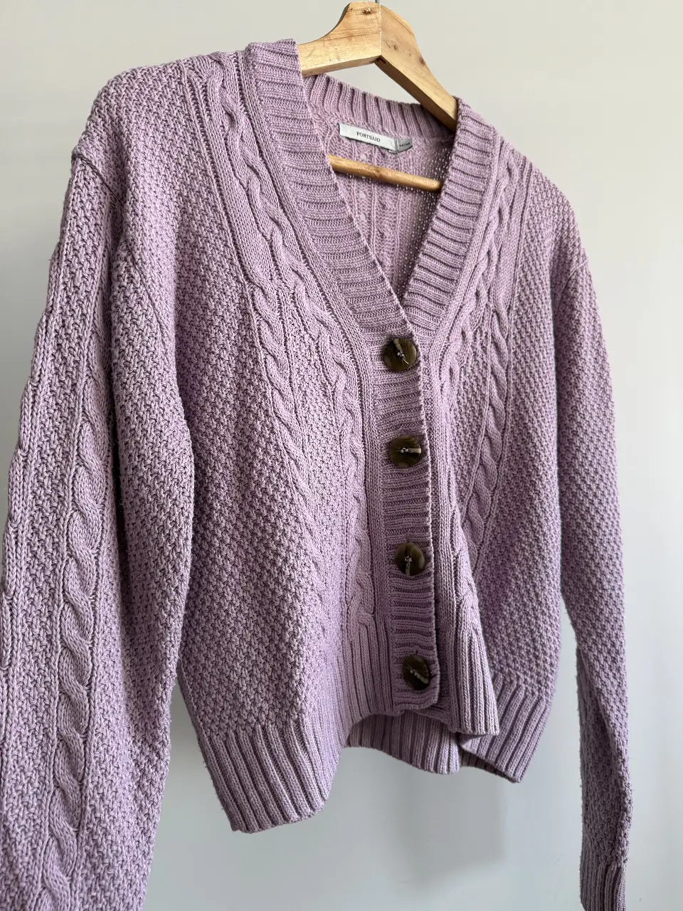Cardigan de punto color lila con diseño de trenzas y botones. Ideal para un look casual y abrigado.