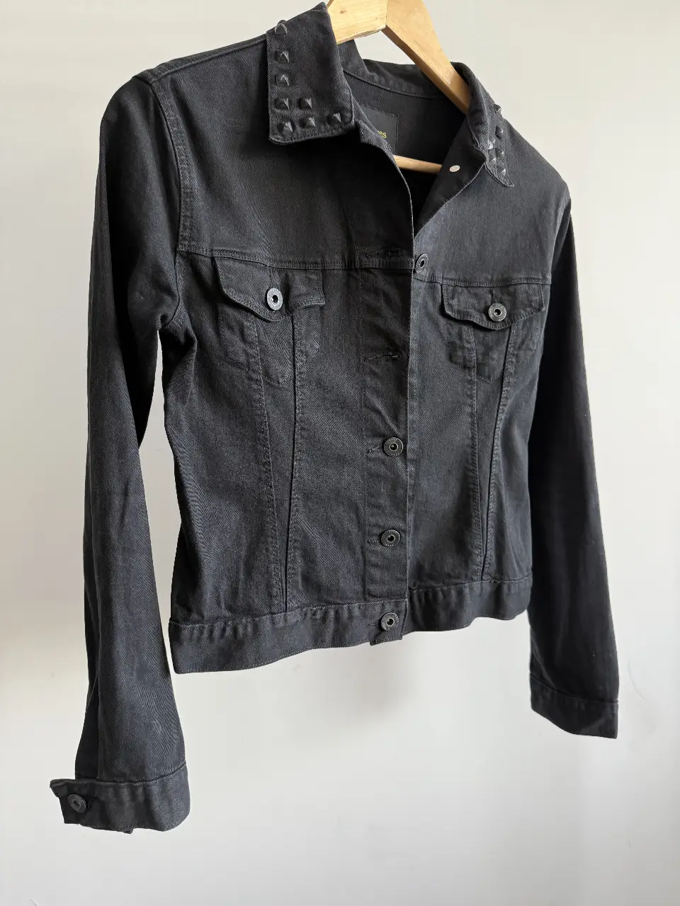 Campera de jean negra con tachas en el cuello. Ideal para un look rocker y canchero.