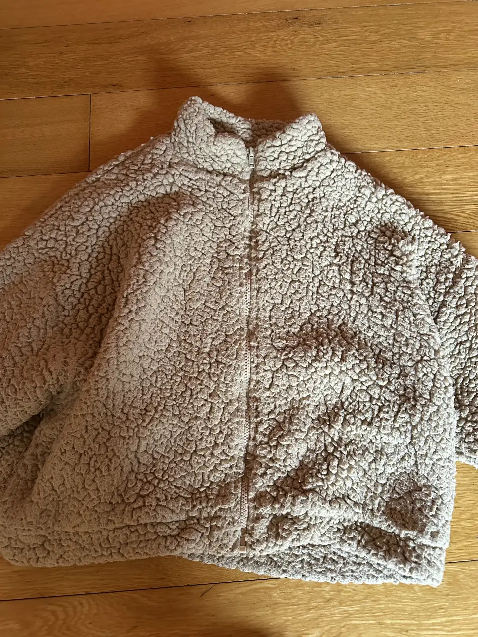 Buzo de abrigo tipo teddy, con cierre frontal y cuello alto. Ideal para el invierno, cómodo y abrigado. Marca Como Quieres.