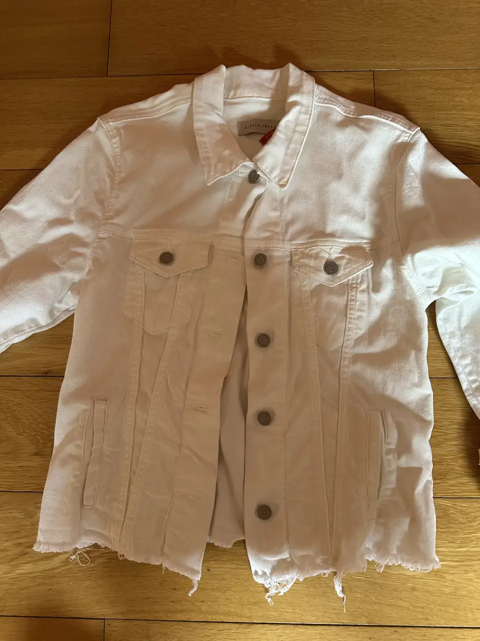 Campera de jean blanca de la marca Riffle Jeans, talle extra large. Ideal para un look casual y moderno.