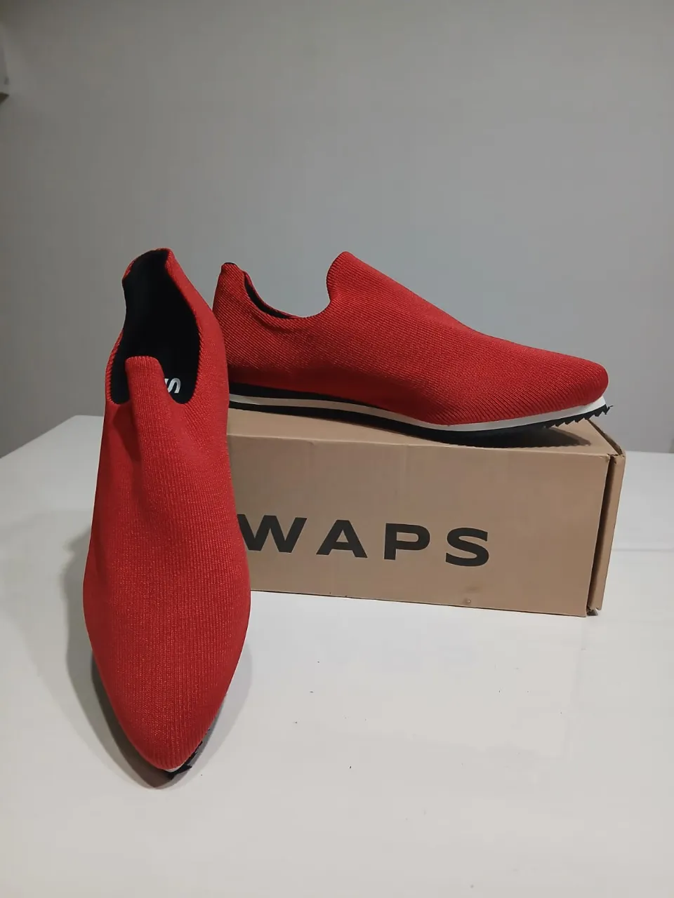 Zapatillas rojas de tejido de punto elastizado, súper cómodas y livianas. Ideales para el día a día, combinan con todo y son perfectas para caminar sin parar. 