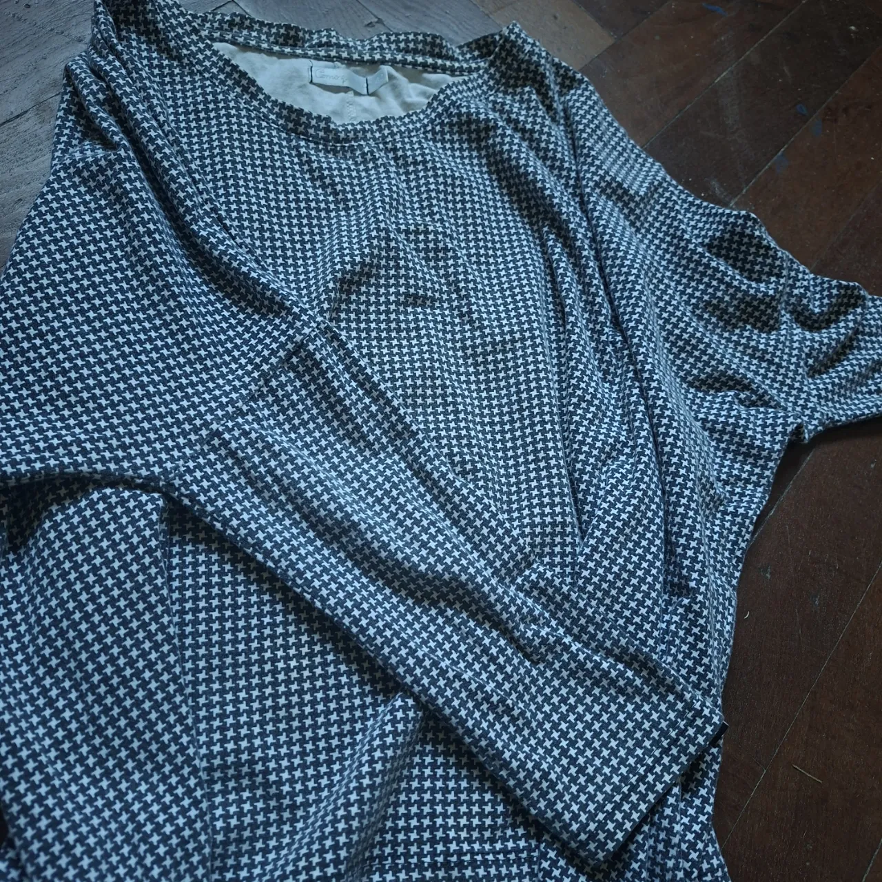 Remera overside manga media con estampa "houndstooth" en blanco y negro.