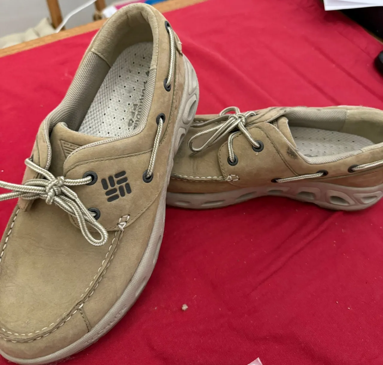 Zapatos náuticos de cuero color tiza, ideales para un look casual y cómodo. Perfectos para paseos o para el día a día.