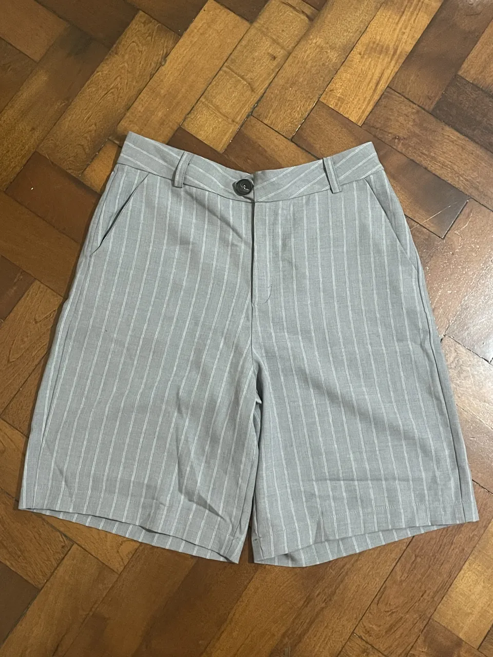 Shorts de vestir grises con rayas blancas.
cuenta con bolsillos y botones.
la tela es elastizada.
Esta NUEVO sin ningún uso.
es un talle 36.
medidas:
ancho cintura: 37cm
ancho pierna: 32cm
largo: 51cm
tiro: 30cm