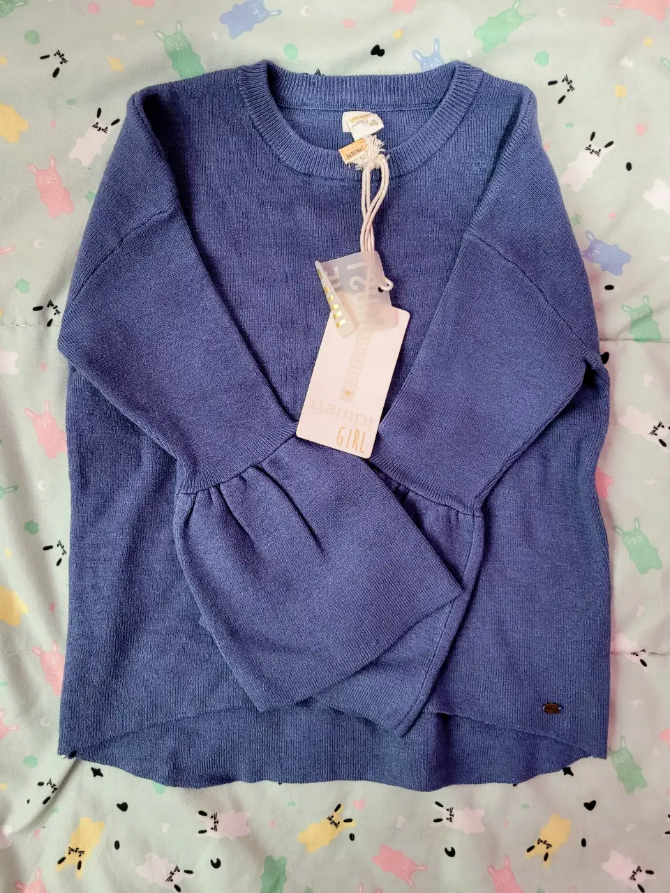 Sweater azul de niña con mangas acampanadas, ideal para un look casual y cómodo. Perfecto para el invierno.