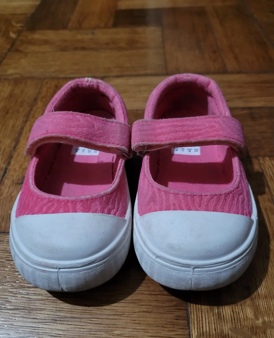 Zapatillas rosas para niña con puntera blanca y cierre de velcro. Marca Mimo & Co, talle 23.