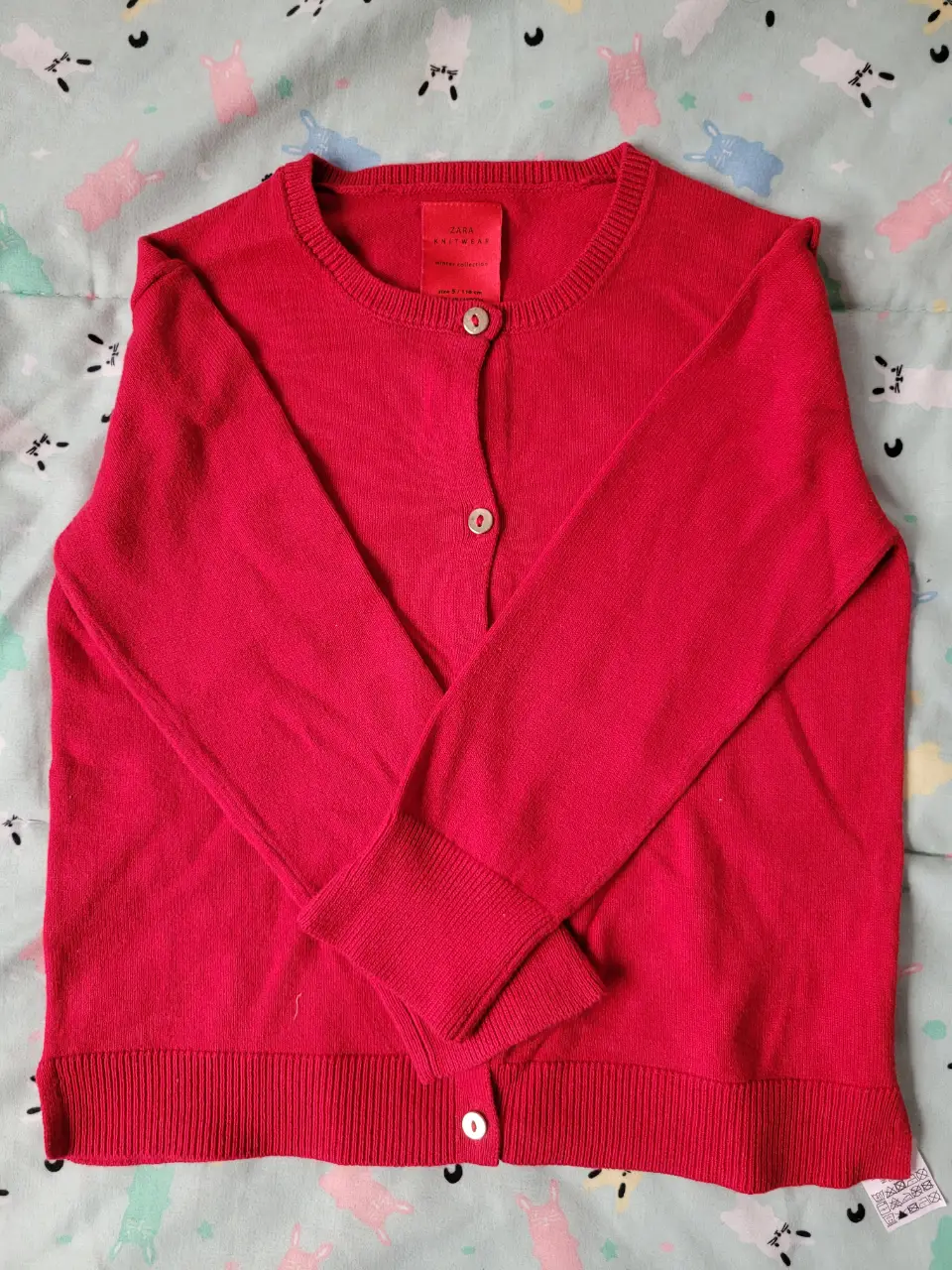 Cardigan rojo de punto para niña, de la marca Zara Knitwear. Talle 5/110 cm. Ideal para usar en otoño/invierno.