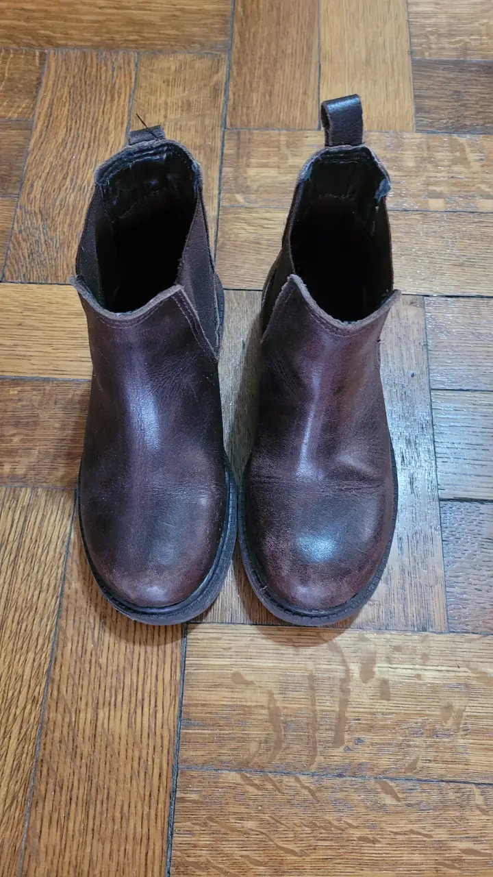 Botines de cuero marrón oscuro, estilo Chelsea, ideales para un look casual y versátil. Perfectos para el día a día.