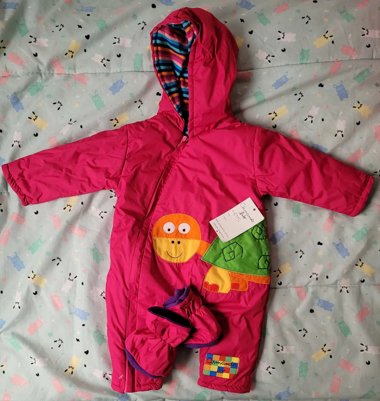 Enterito/Astronauta de abrigo para bebé, color rosa con detalles de animales y forro interior a rayas. Incluye mitones.