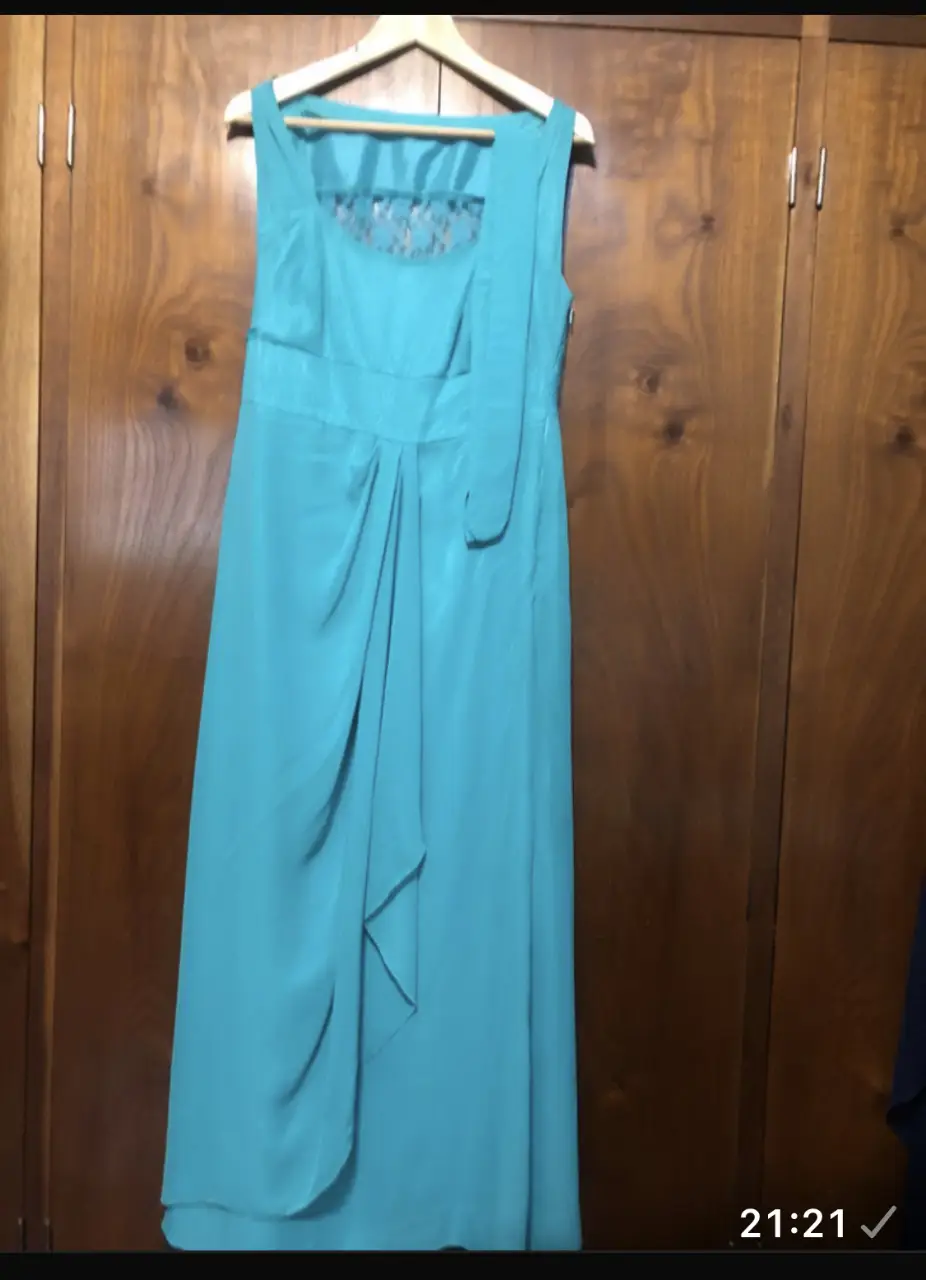 Vestido largo de fiesta en color celeste, Crepe Georgette con detalle de encaje en la parte superior y drapeado en la cintura. Ideal para eventos especiales.