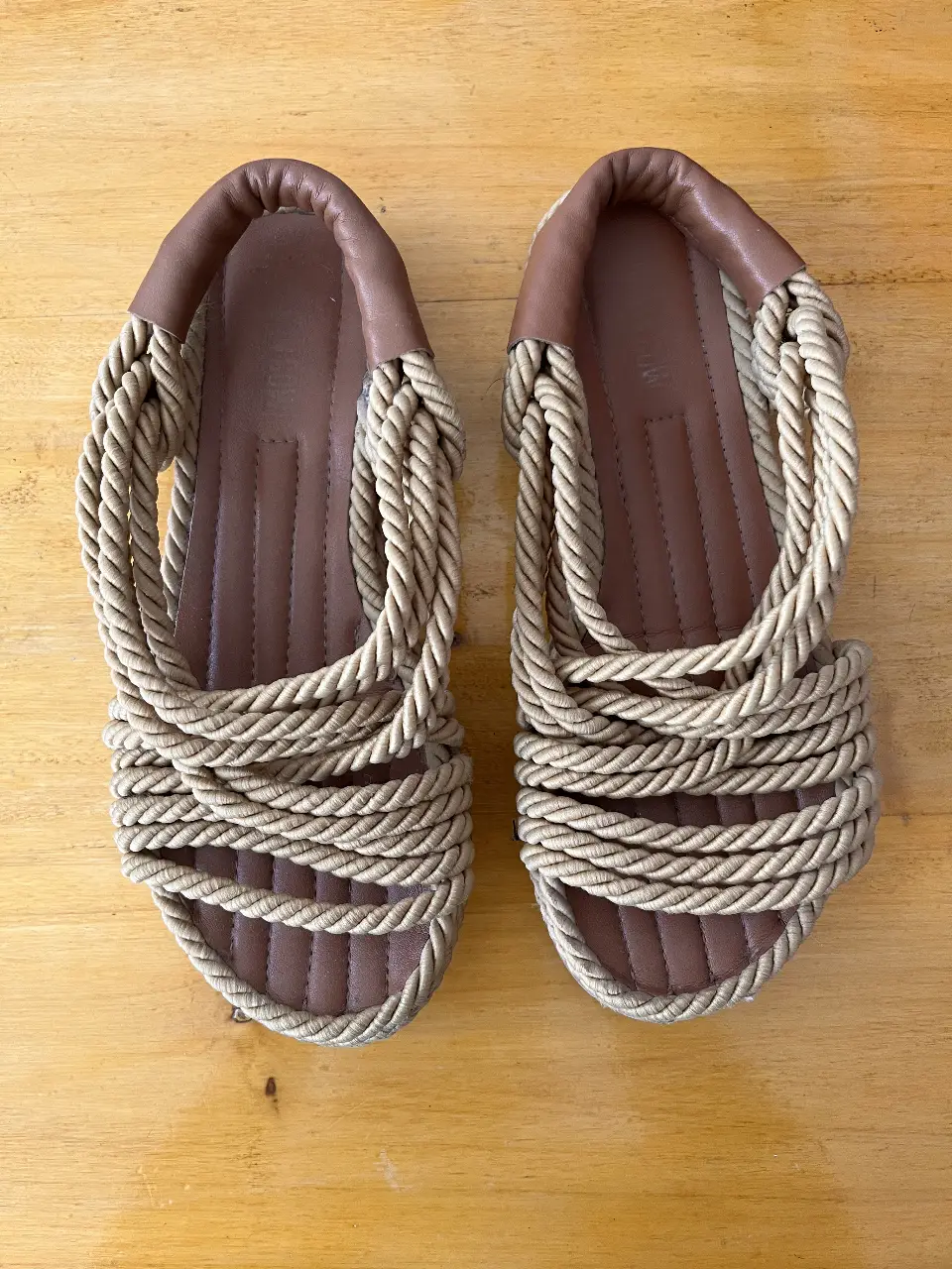 Sandalias artesanales de mujer, con diseño de cuerdas entrelazadas en color crudo y detalles en marrón. Ideales para un look casual y playero.