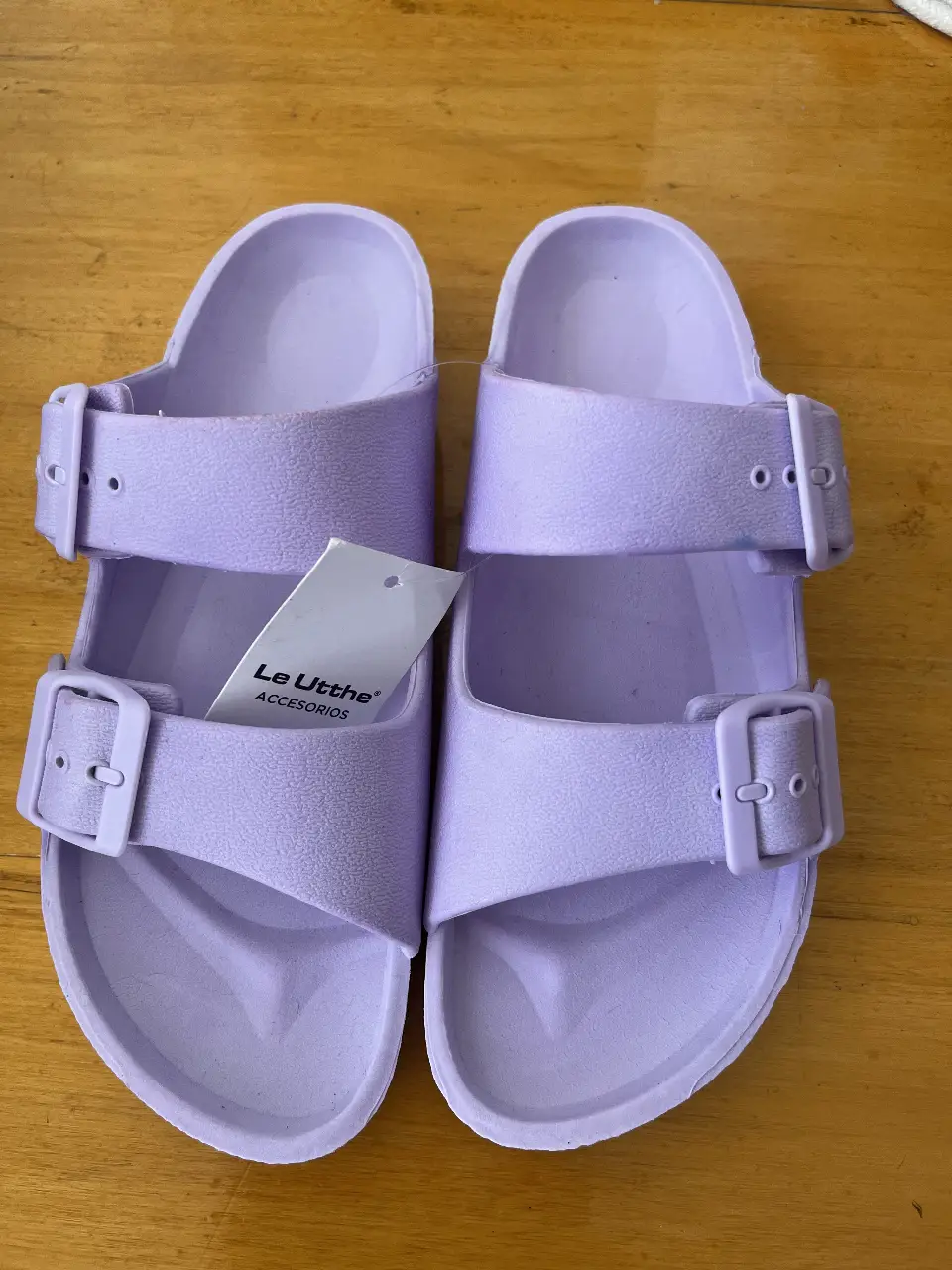 Sandalias de goma color lila, con dos tiras ajustables y hebillas. Talle 36, ideales para el verano.