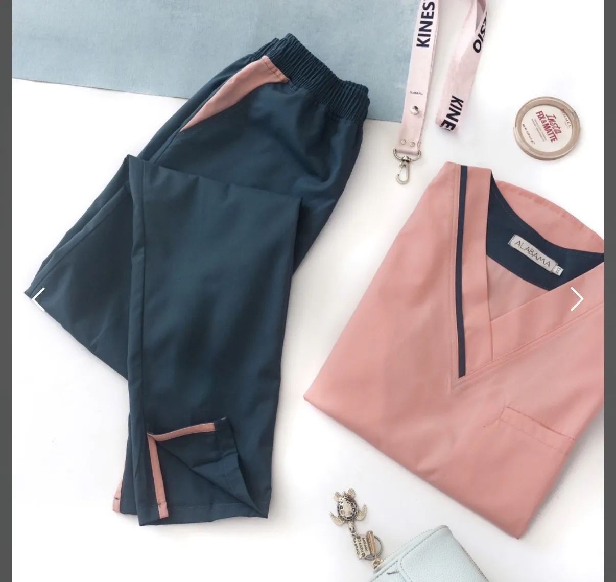 Conjunto ambo de pantalón y remera de color azul marino con detalles en rosa. La remera es de manga corta y cuello en V. El pantalón es recto con cintura elastizada y detalles en rosa en los laterales y en los bajos.
como nuevo 