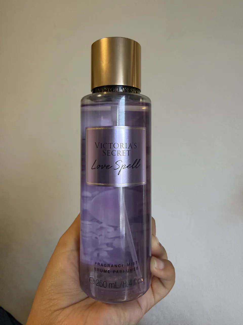 Fragancia en spray de Victoria's Secret, línea Love Spell. Contiene 250 ml. 