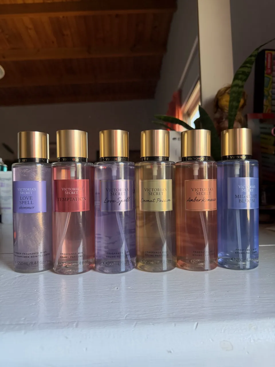 Fragancias Victoria's Secret. Tengo Love Spell Shimmer, Temptation, Love Spell, Coconut Passion, Amber Romance y Midnight Bloom. Cada fragancia viene en un envase de 250 ml.
El precio es unitario 