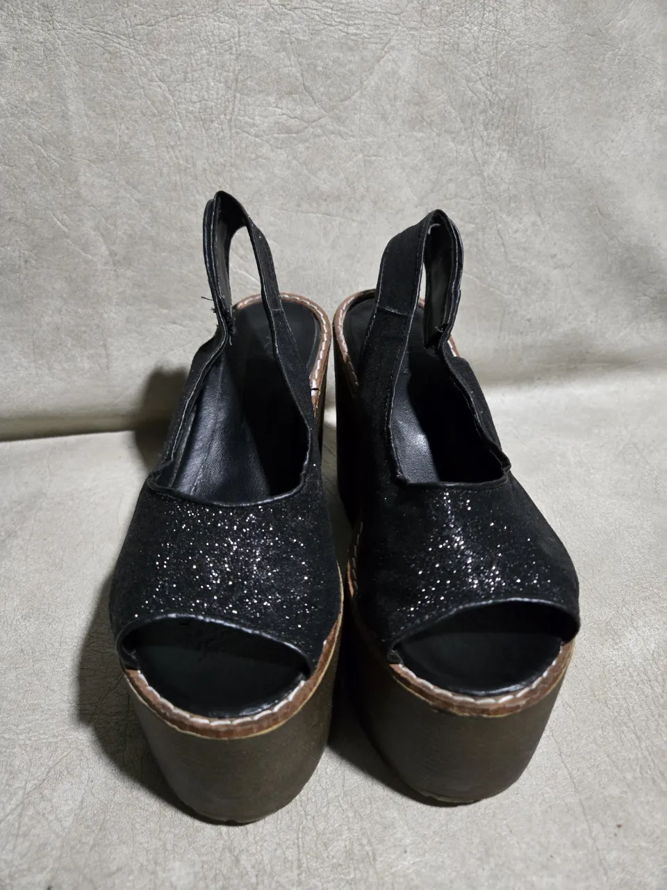 Sandalias negras con glitter y plataforma. Ideales para darle un toque glamoroso a tu look.