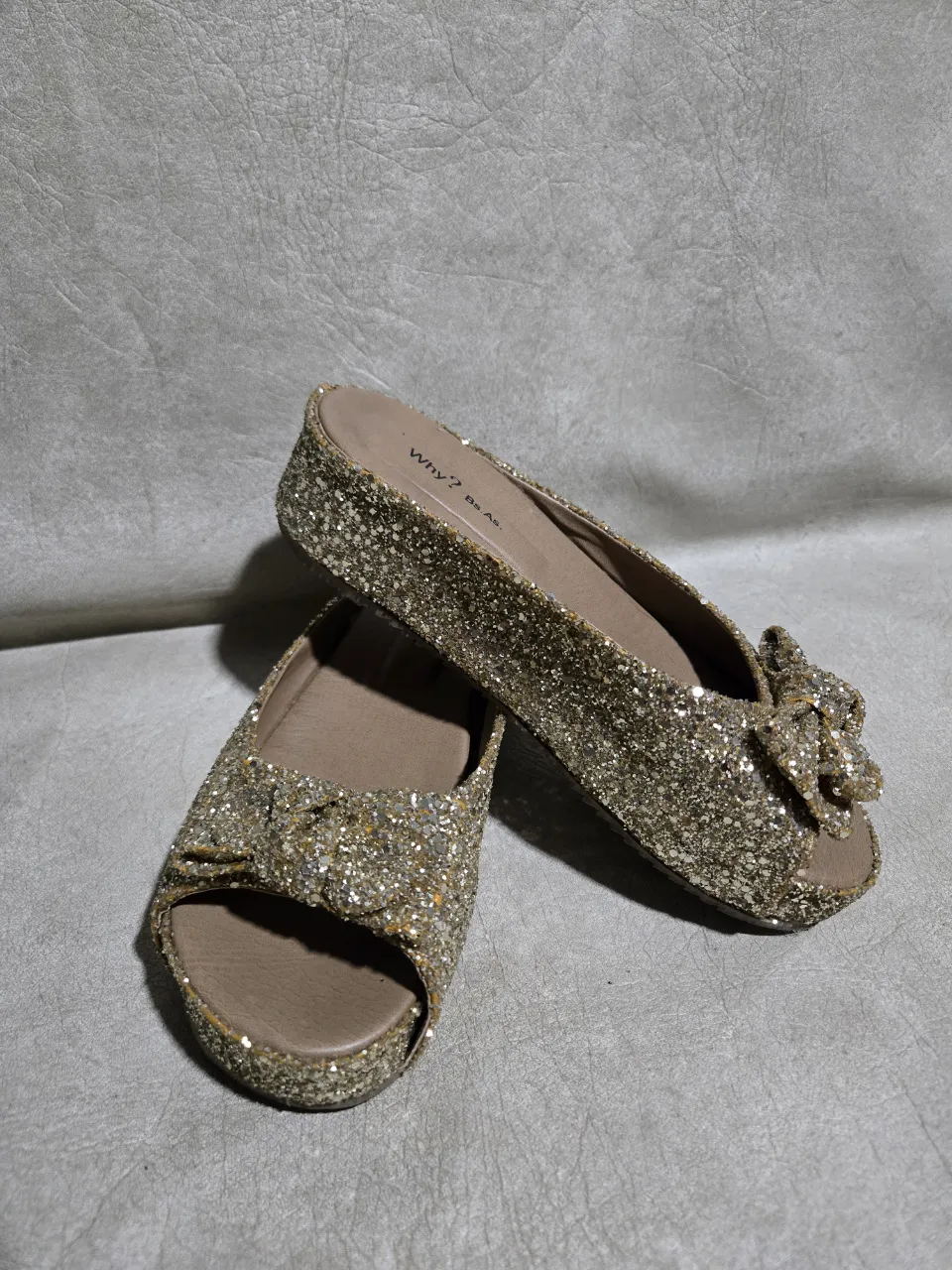 Sandalias doradas con mucho brillo, ideales para darle un toque festivo a cualquier look. Tienen un moño delicado en la parte delantera y son súper cómodas para usar todo el día.