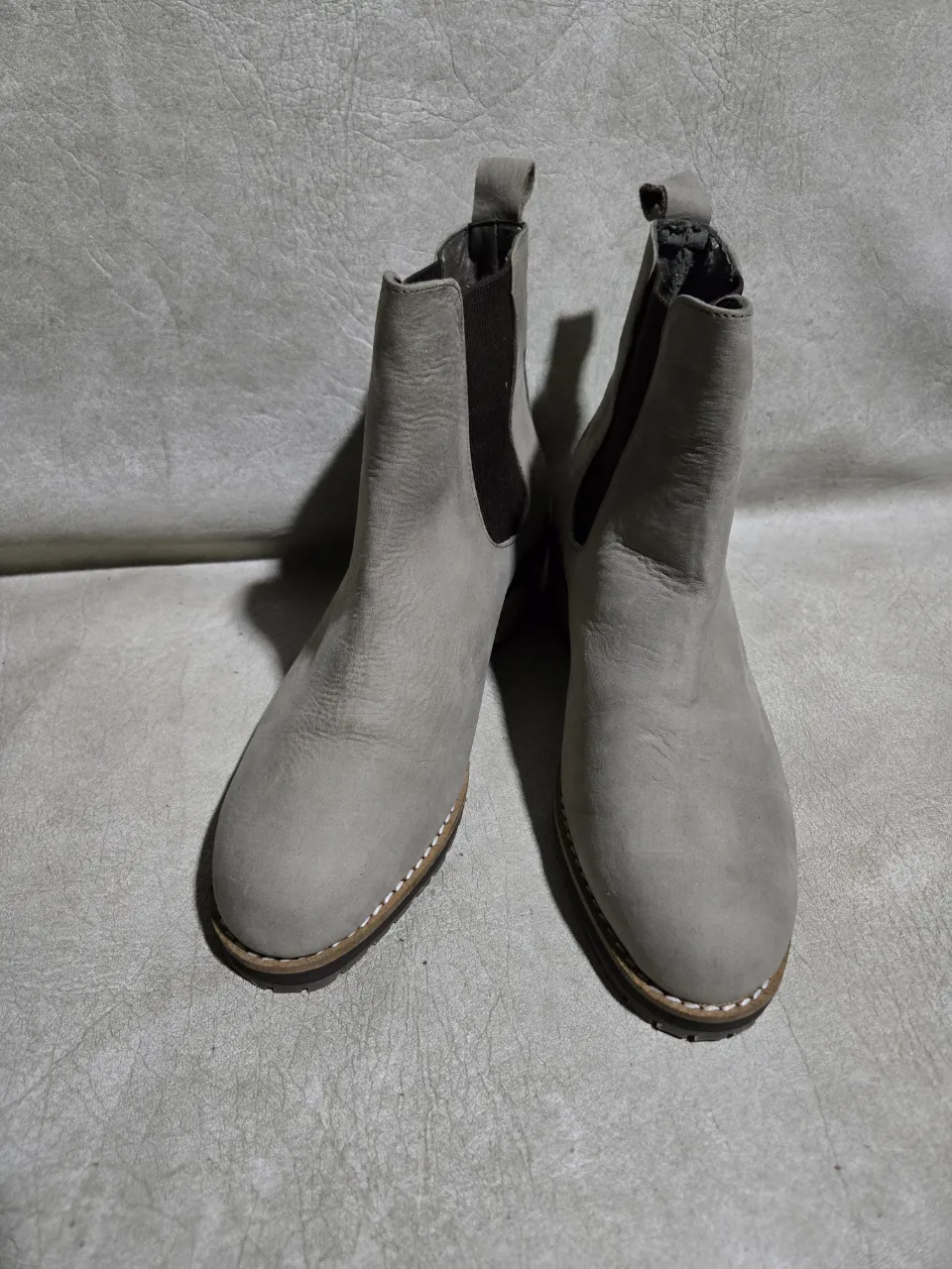 Botitas de cuero grises, estilo chelsea, con elástico lateral y taco bajo. Perfectas para un look casual y moderno. Impecables por fuera, cssi sin uso, sólo que se desgrana por dentro el material