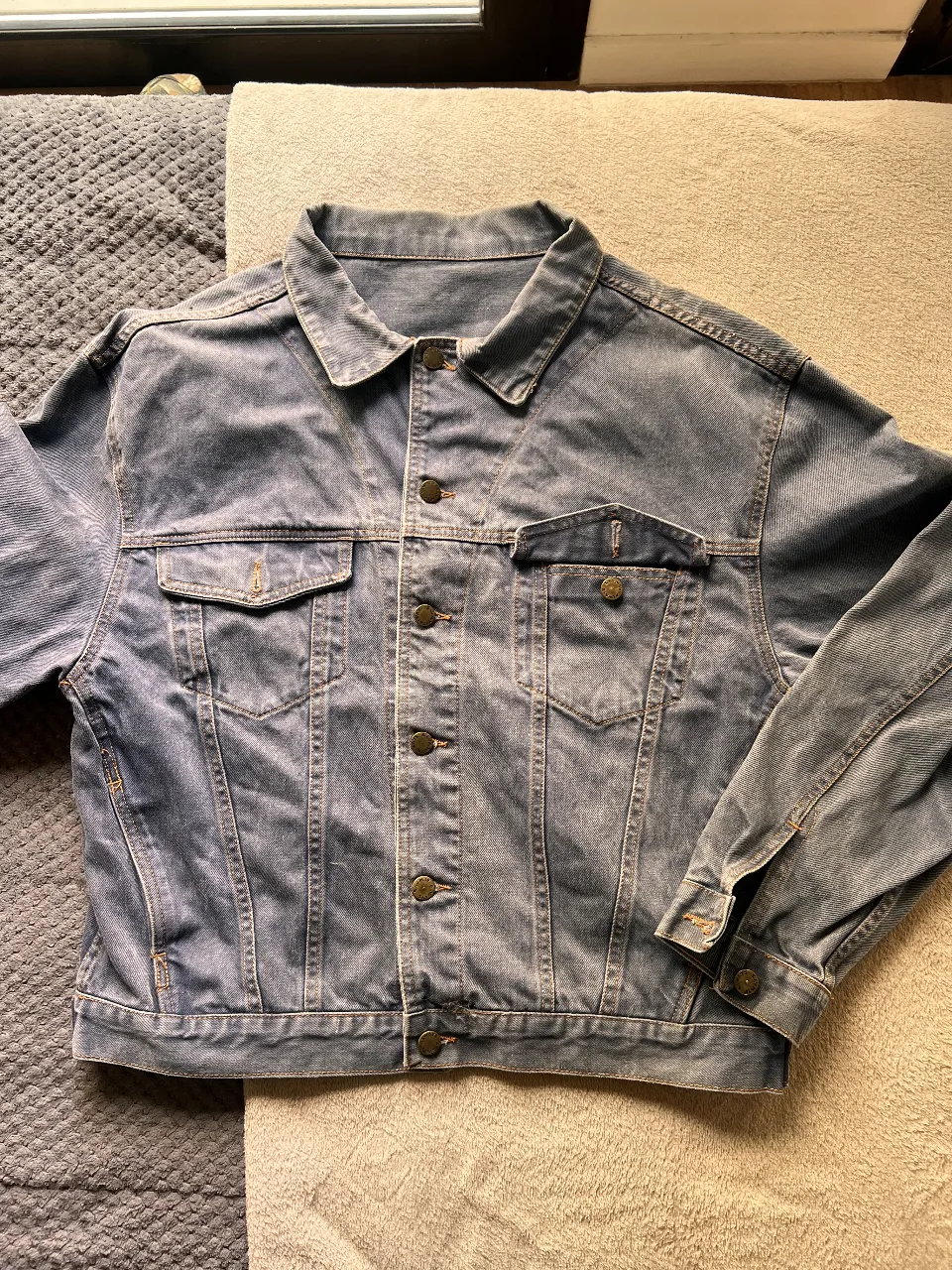 Campera de jean azul clásico, ideal para un look casual y versátil. Confeccionada en denim resistente, presenta un diseño tradicional con bolsillos delanteros y cierre con botones. Perfecta para combinar con cualquier outfit.
