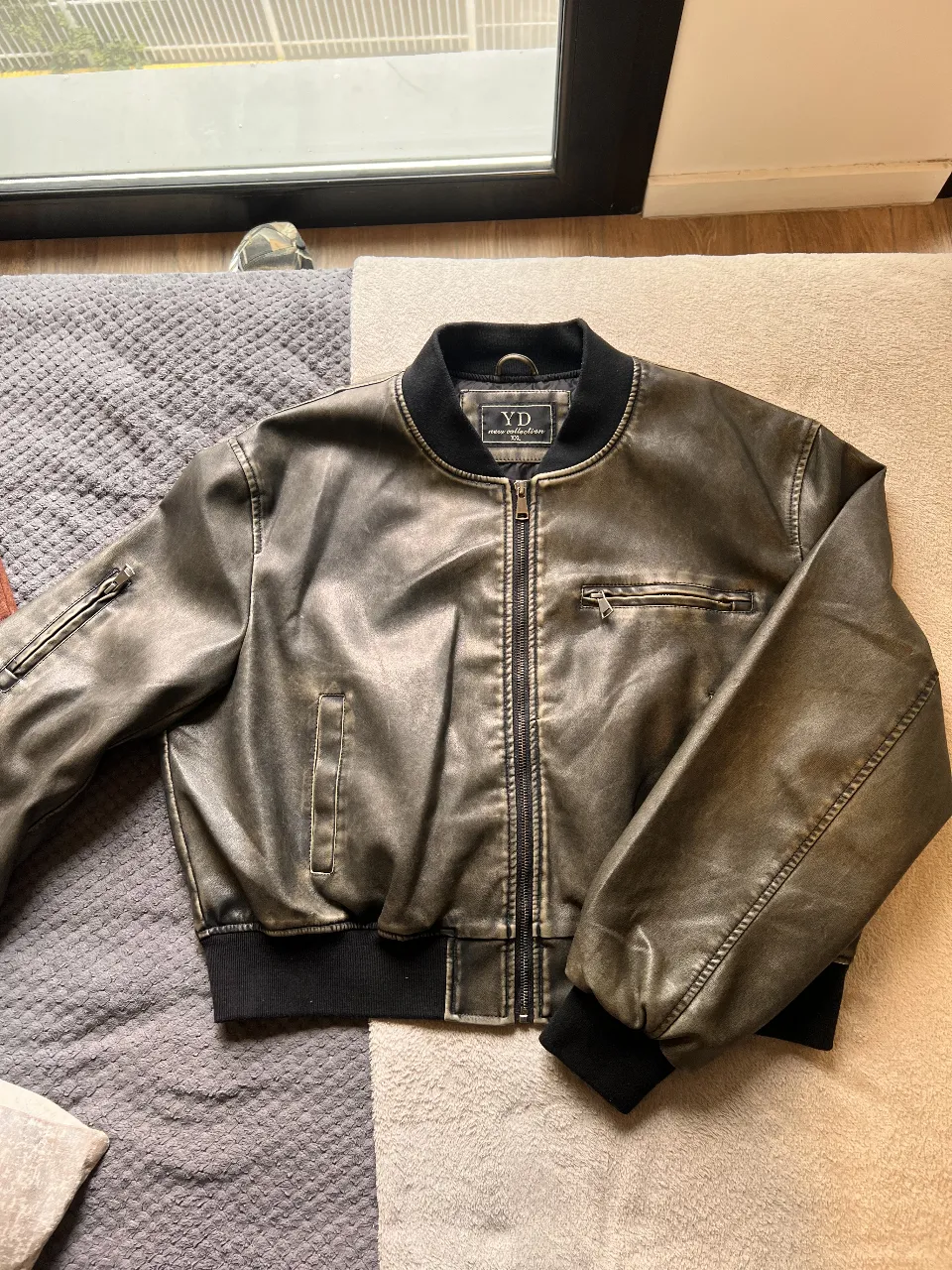 Chaqueta bomber de cuero sintético con efecto envejecido. Posee cierre frontal, bolsillos laterales y puños y cuello tejidos en negro. Ideal para un look urbano y moderno.
Equivale a un L
La usé 2 veces