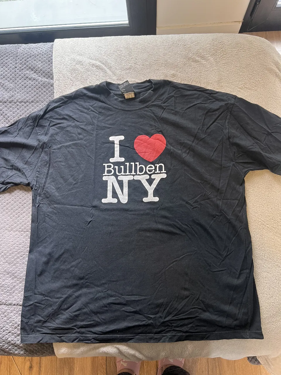 Remera negra de algodón con estampado "I love Bullben NY" en blanco y un corazón rojo. Ideal para un look casual y urbano.