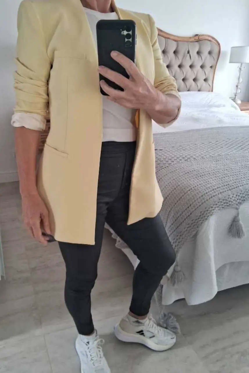 Blazer Zara amarillo, con solapa y bolsillos delanteros. Talle M, ideal para un look elegante y moderno. Medidas: Largo 68 cm. Mangas 60 cm , Hombros 40 cm