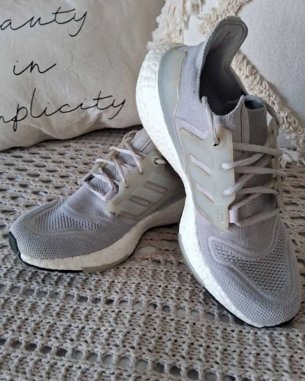 Zapatillas Adidas Ultraboost 22 en color gris con detalles blancos. Ideales para running y uso diario. Diseño moderno y cómodo. Medidas plantilla: 25 cm