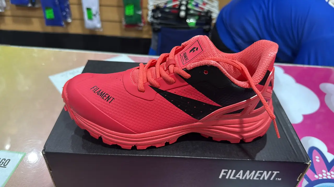 Tartaneras rojas con detalles en negro. Ideales para hockey de campo. 