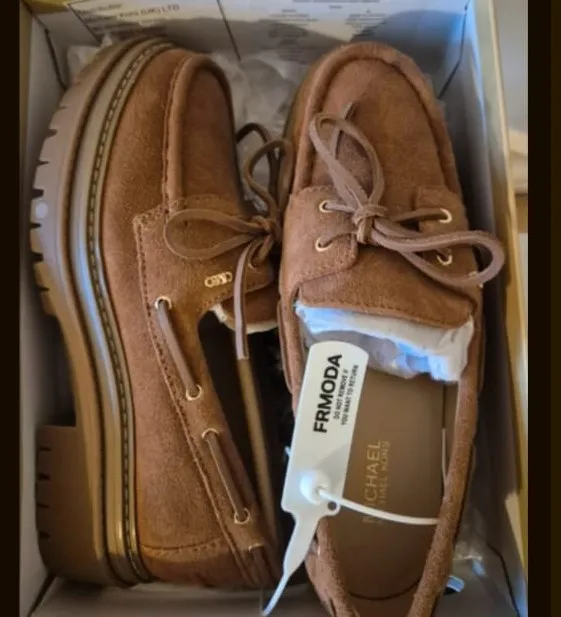 Zapatos náuticos de cuero color suela con cordones y suela de goma comprados en TIBURTINA tienda online.El modelo es copia de un #MichaelKors...( ver foto comparativa) Llegaron con una plantilla que decía marca NENA que ellos dicen que los fabrican para otras marcas pero es el mismo calzado. El talle 37 de ellos es para mí muy grande.No me aceptaron la devolución así que los dejo a mitad de precio.  Los usé una sola vez y 2 horas
 