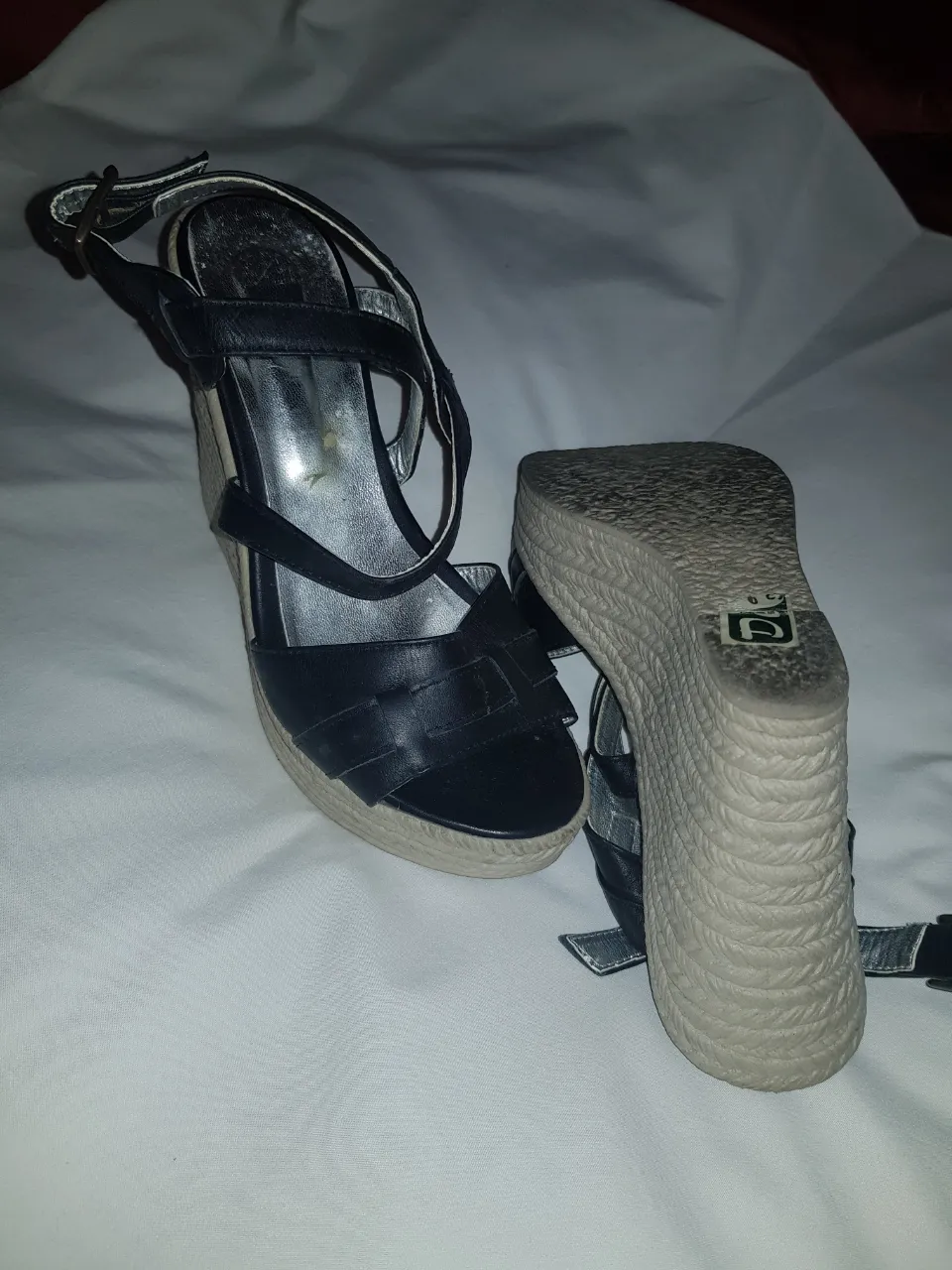 Sandalias de mujer con plataforma de yute y detalles en negro. Ideales para un look casual y cómodo.