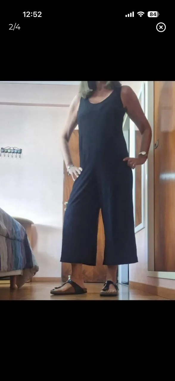 Mono negro de tela liviana, ideal para un look cómodo y canchero. Posee un corte culotte y breteles anchos.