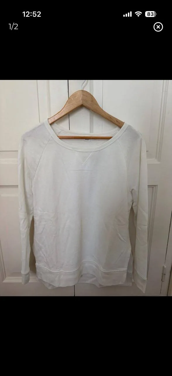 Remera blanca de manga larga, ideal para el día a día. Su diseño liso y cuello redondo la hacen súper versátil.