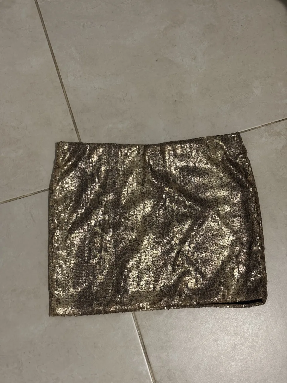 Pollera corta súper brillosa con lentejuelas doradas. Ideal para salir de fiesta o para un look canchero.