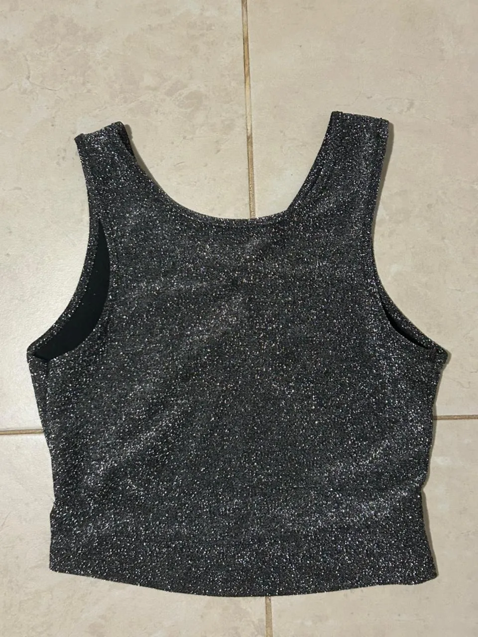Top plateado con brillos y recorte en la espalda. Ideal para salir o una fiesta.