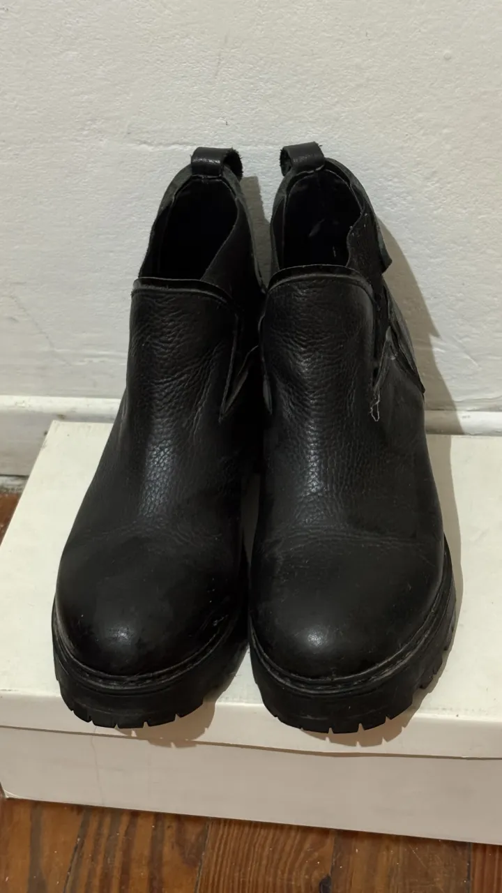 Botitas de cuero negras con detalle de estrella en el lateral. Suela de goma.