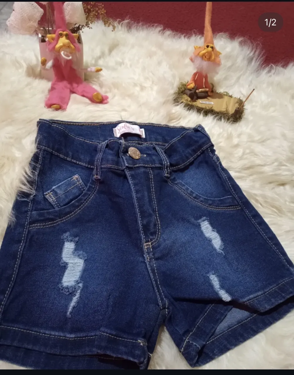 Shorts de jean azul oscuro con roturas y detalles desgastados. Posee bolsillos delanteros y traseros.
