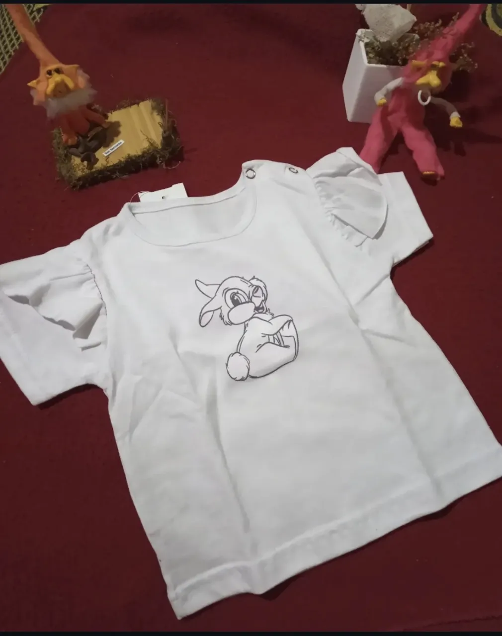 Remera blanca de manga corta con estampa de un personaje de Disney.