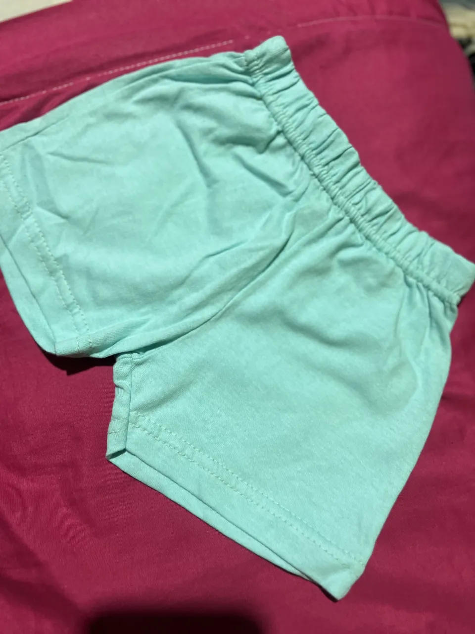Shorts de algodón celeste con cintura elastizada y un bolsillo trasero.