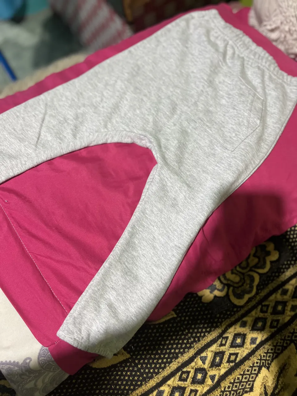 Pantalón de algodón gris con cintura elástica y bolsillos traseros.