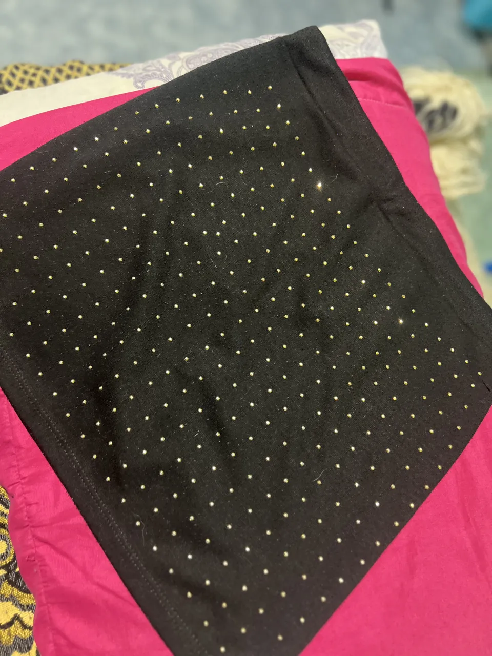 pollera negra con tachas doradas distribuidas de forma regular.