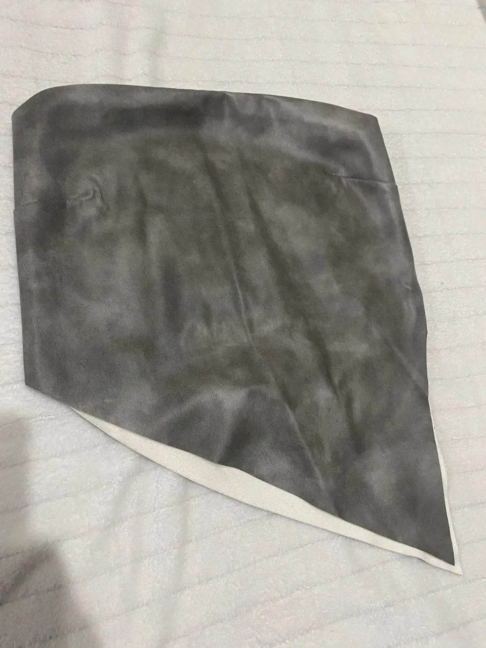 top de cuero gris, con un diseño moderno y minimalista. Ideal para darle un toque chic a cualquier outfit.