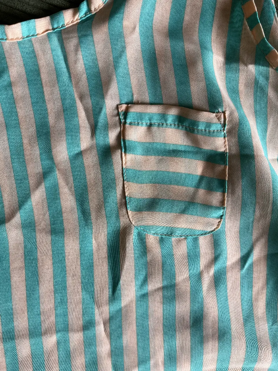 Musculosa de mujer a rayas celeste (verdoso) y beige con bolsillo mini. 