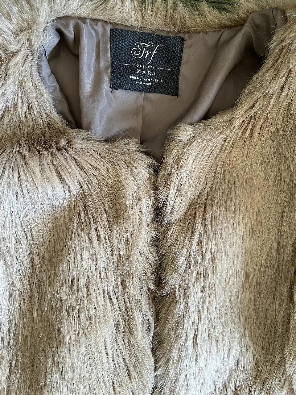 Chaqueta corta de piel sintética suave, color beige claro. Es un modelo pequeño de la colección Trf de Zara (por eso es más chico aprox S o XS) tiene bolsillos y se cierra con presillas 