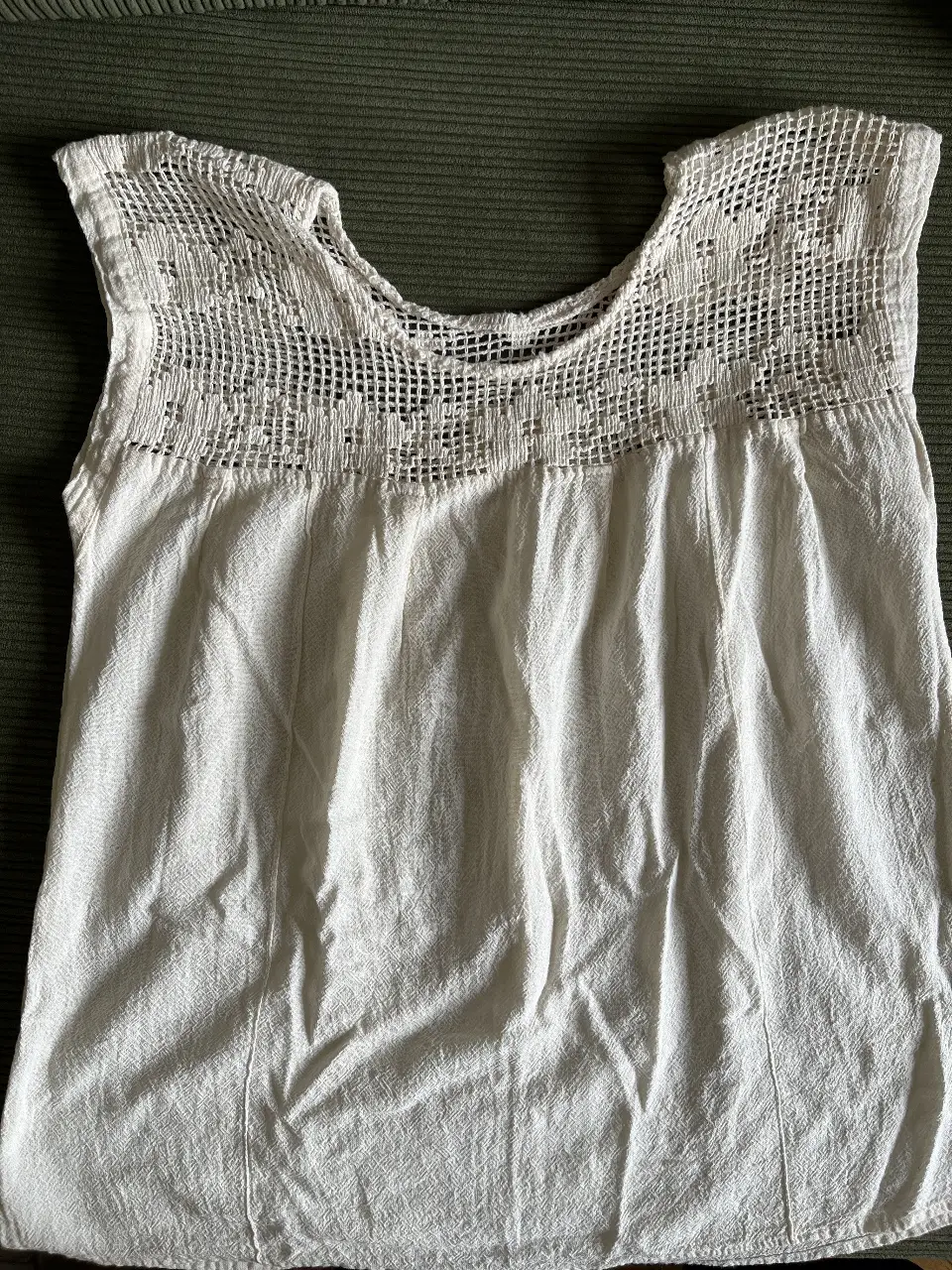 Blusa de algodón con detalles de crochet en el cuello y hombros. Hecha en México de forma artesanal. 