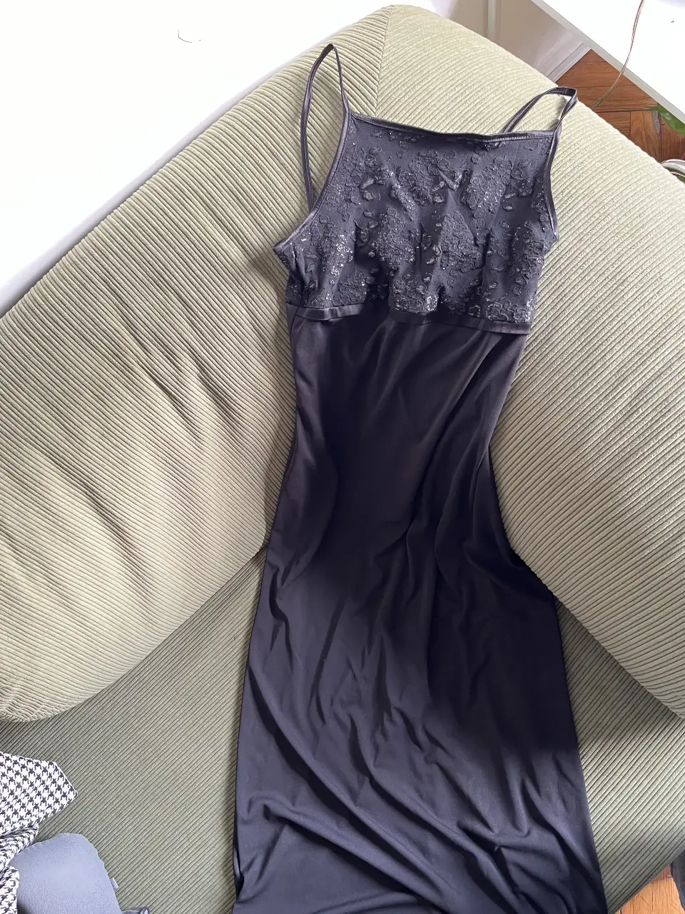 Vestido largo  negro con detalles de encaje en la parte superior. Ideal para eventos formales o salidas nocturnas. Diseño elegante y sofisticado.
